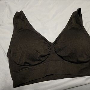 Simple black sports type bra,‎ supportive sleek and comfy. Says 3x but de…